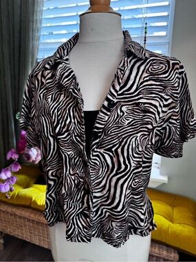 Allyson Whitmore Black & White Zebra-Print Short Sleeve Button Shirt